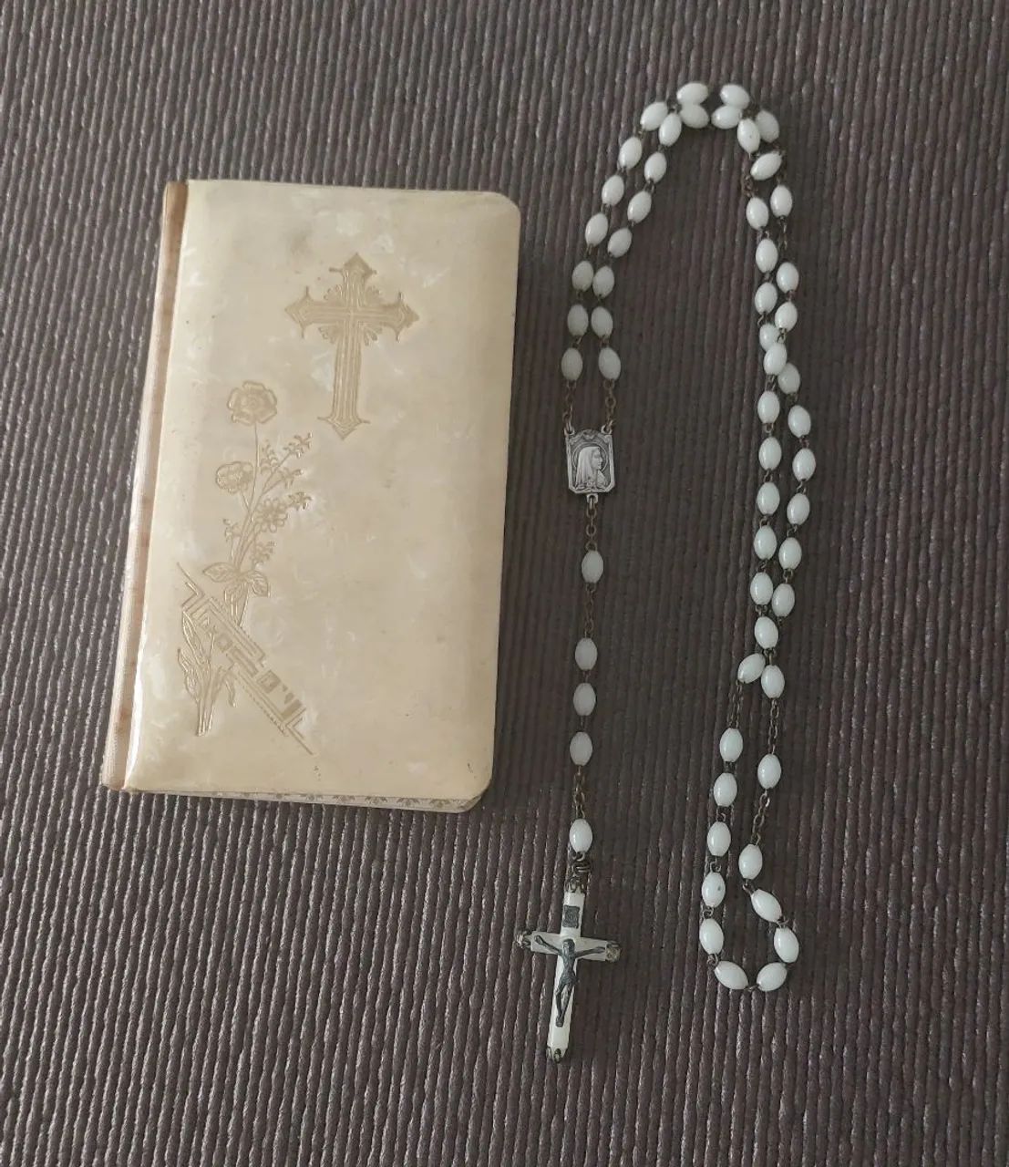 Antigo missal e terço antigo de galalite