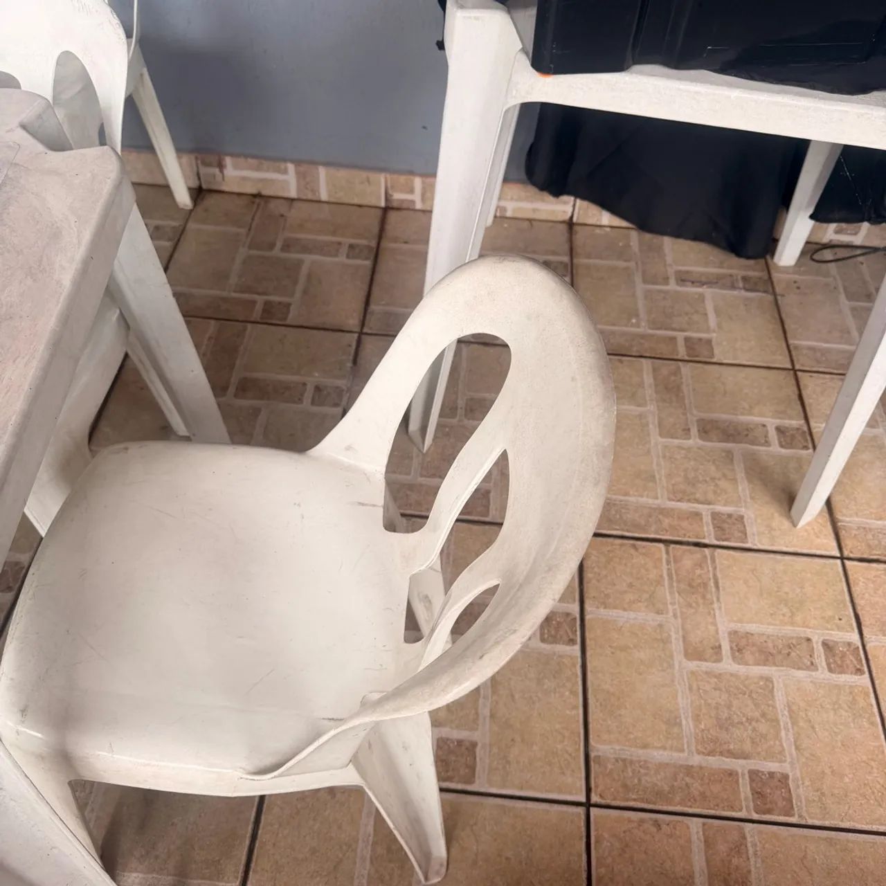 Cadeiras   Marfinite e mesas de plástico já usadas é bom estado  - Foto 4