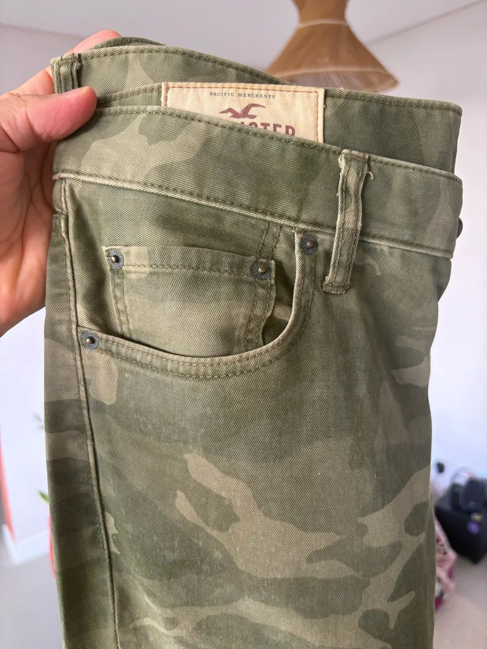 Calça Hollister camuflada Tam 42