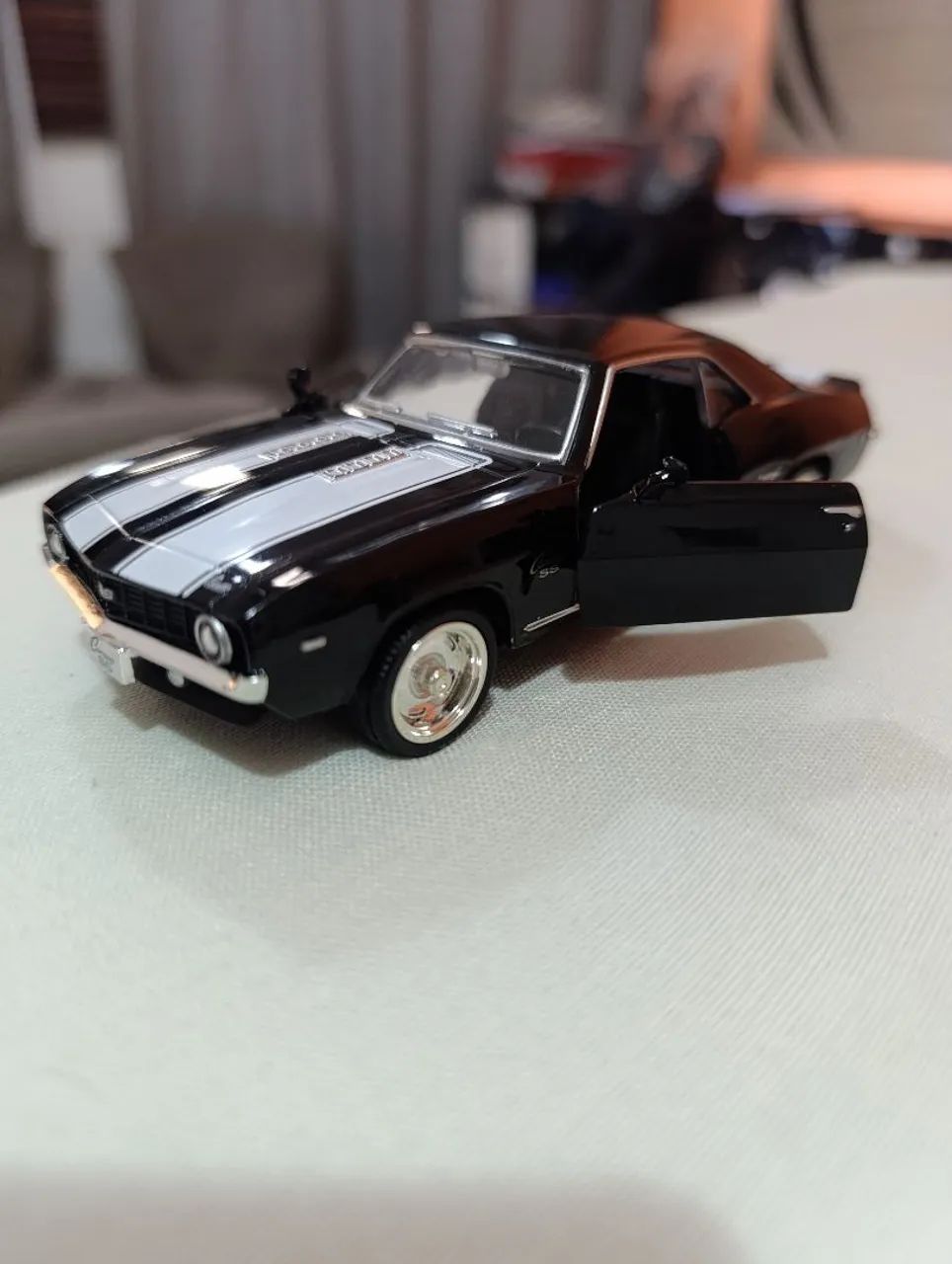 Miniatura metal ESCALADE e CAMARO SS - Foto 4