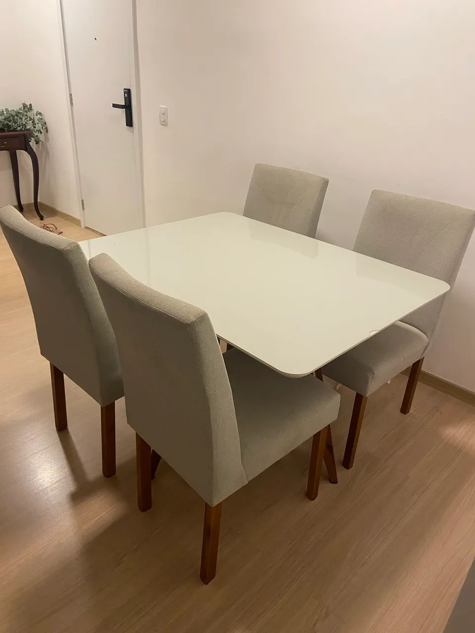Mesa retangular com 4 cadeiras tampo de vidro 1,20 x 90 