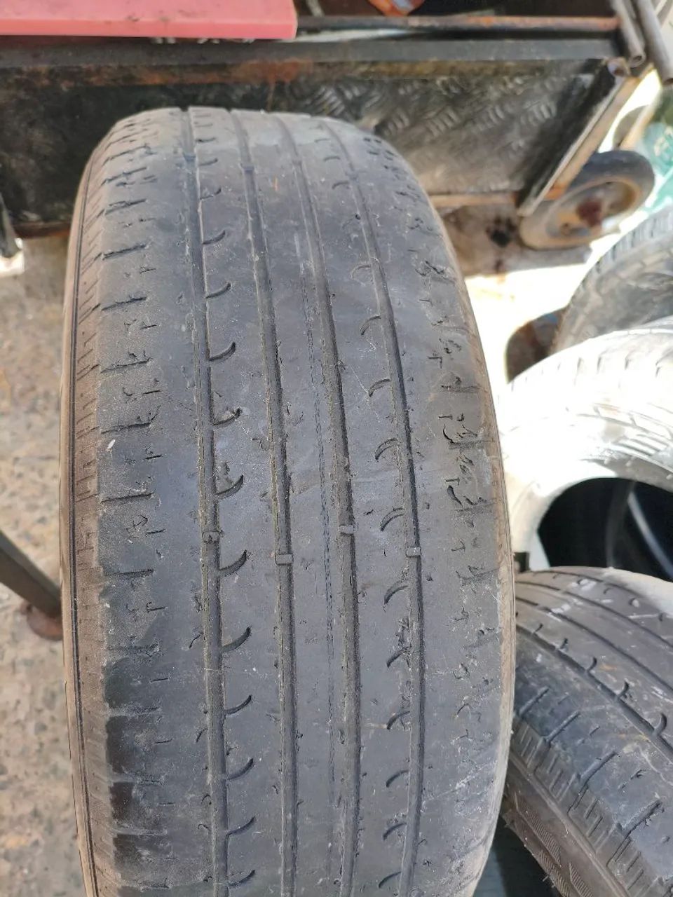 Vendo ou troco Pneu aro 17 meia vida