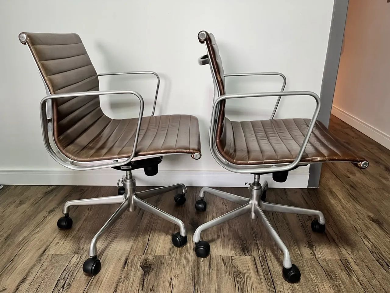 Cadeiras  Modelo: Herman Miller - Eames EA335 - Foto 2