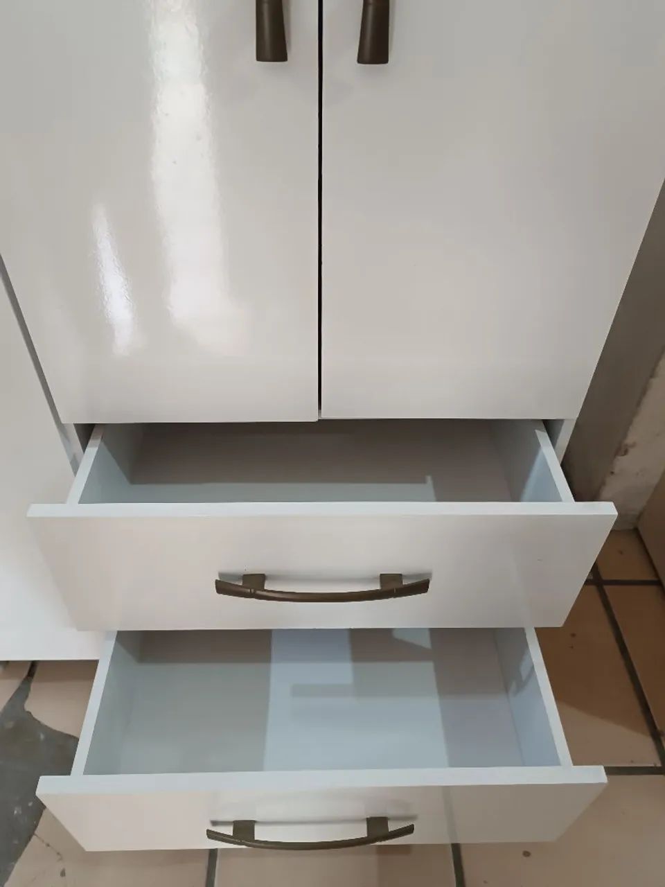 Guarda roupa com 3 Portas e Duas gavetas - Foto 3