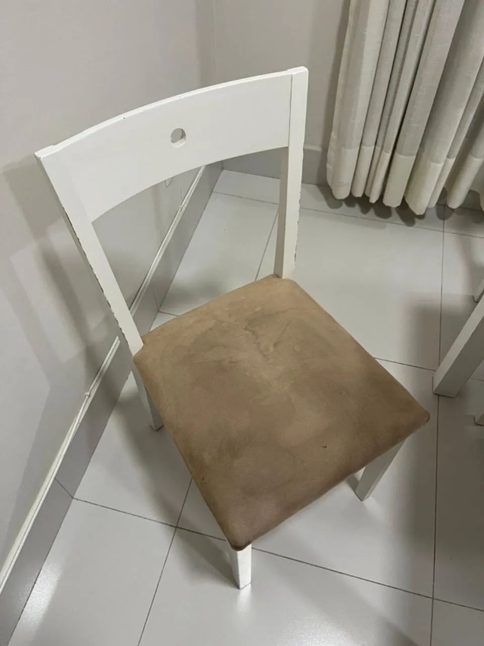 Mesa de jantar branca com 4 cadeiras estofadas Tok Stok - Foto 3