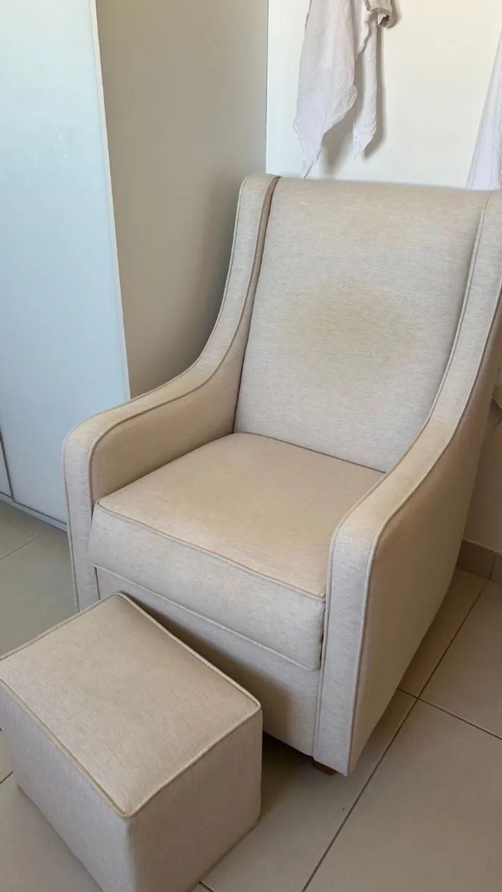 Poltrona amamentação com pufe Lilibee