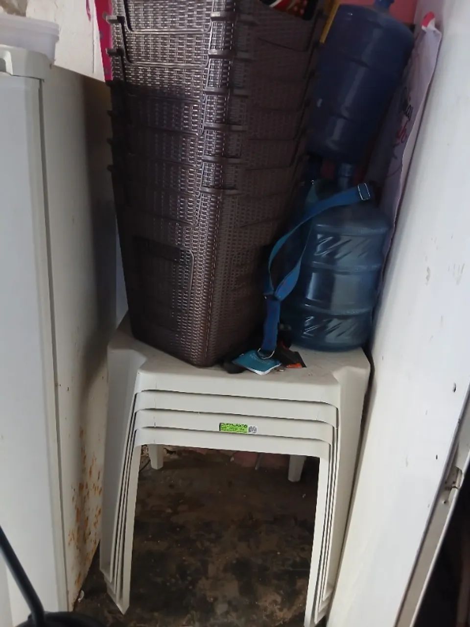 Mesa de plastico e bancos