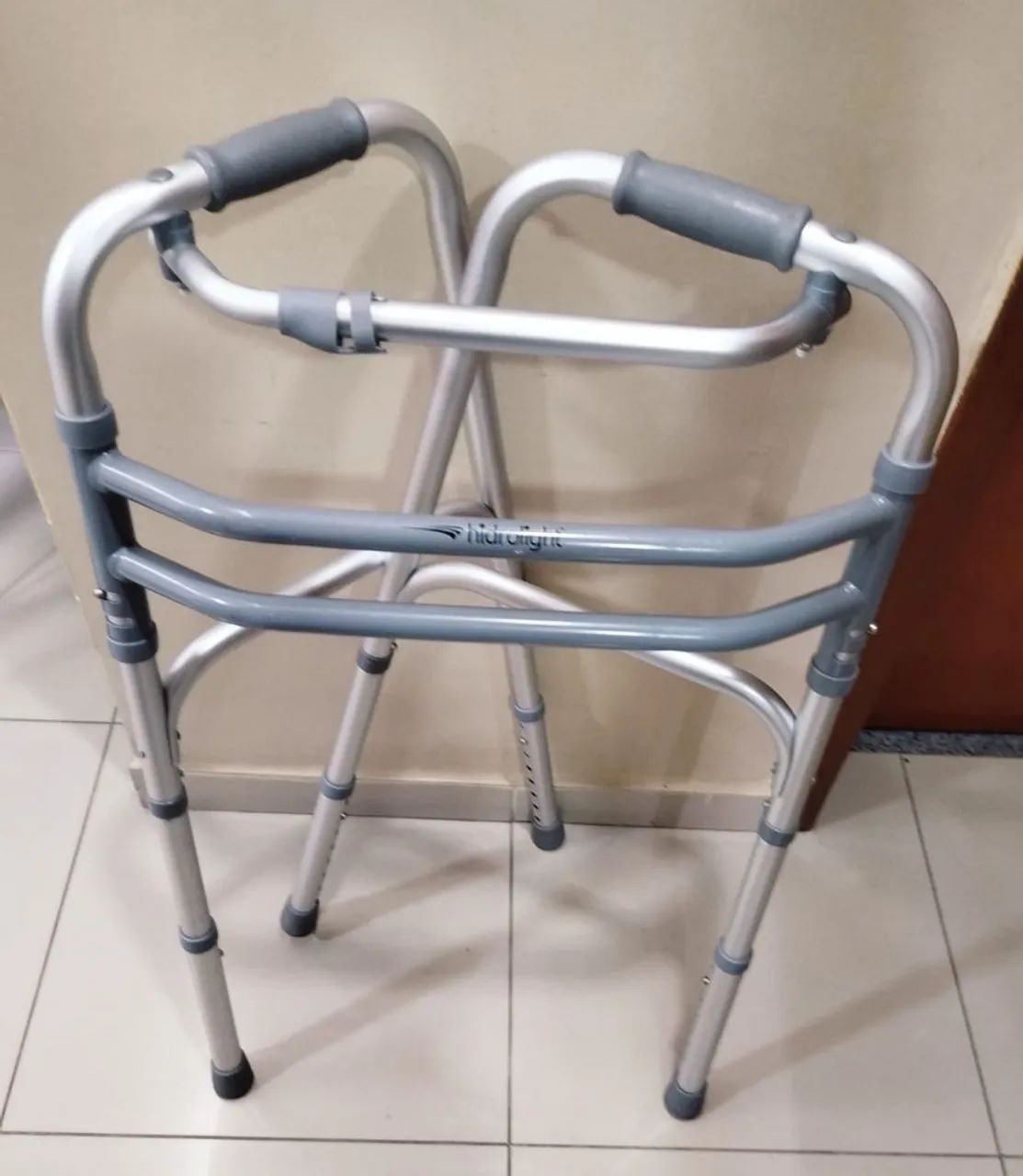 Andador e par de muletas