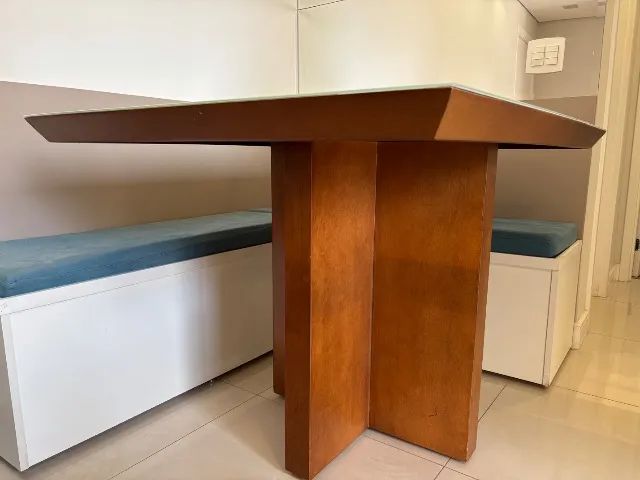 Mesa de Jantar com 4 Cadeiras Estofadas - Tampo trincado - Foto 4