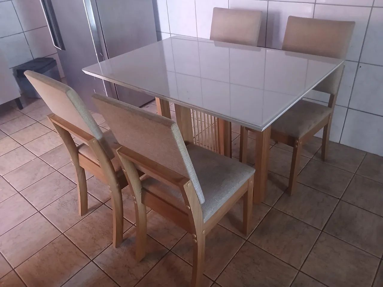 Mesa com quatro cadeiras  - Foto 4