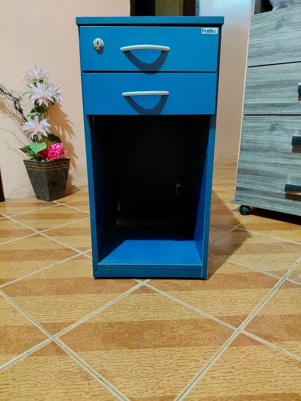 Gaveteiro com espaço para computador
