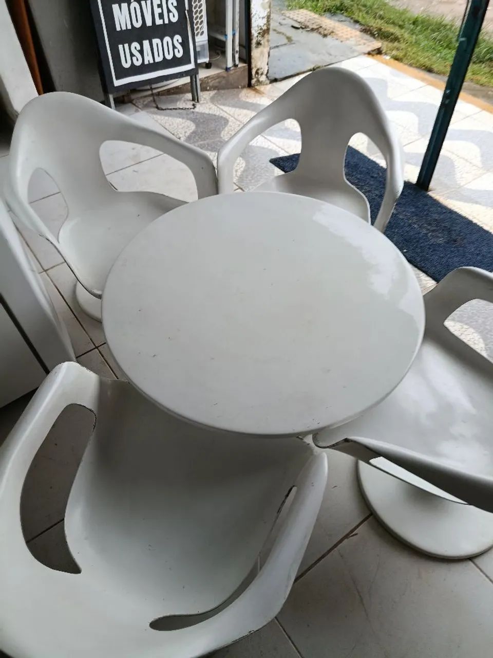 Mesa com 4 cadeiras de fibra vidro - Foto 2