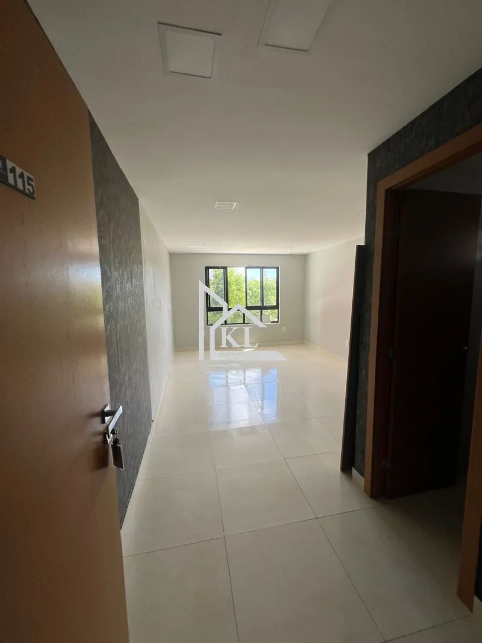 Oportunidade no HC Plaza: Sala Reformada e Pronta para o Seu Negócio! - Foto 4