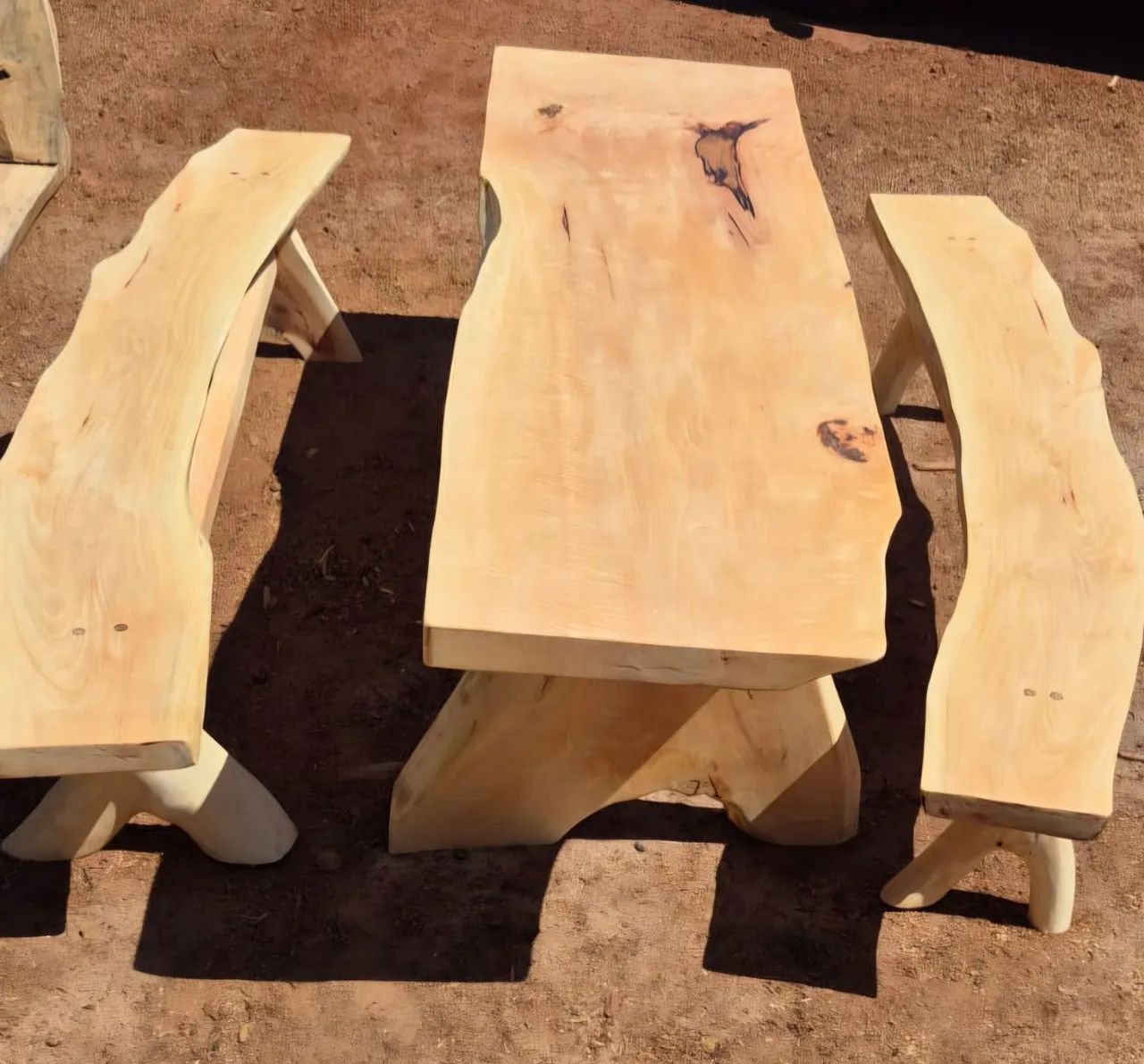 Mesa Rústica 2.5M com 2 bancos