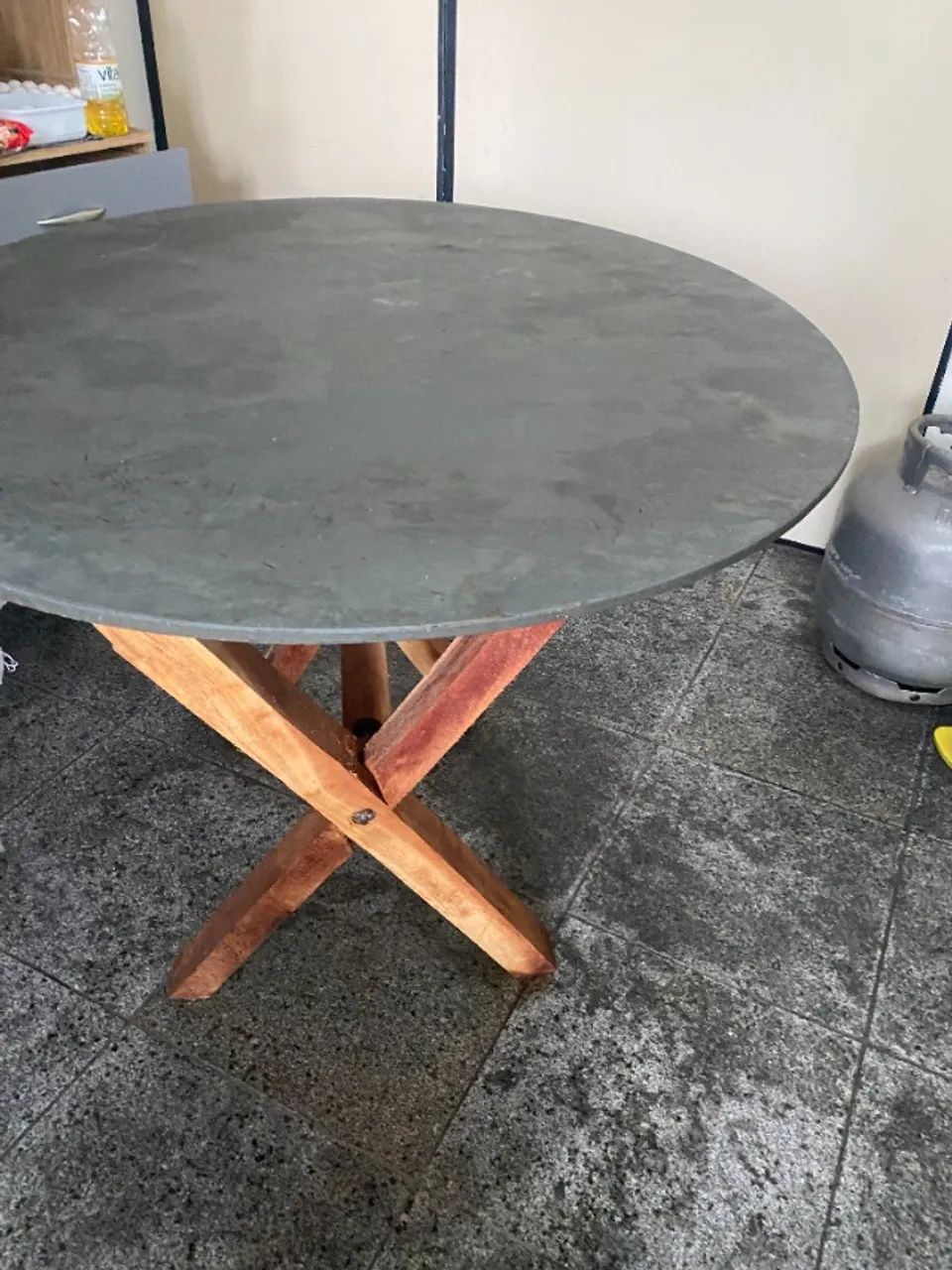 Mesa com tampa de cimento e base de madeira - Foto 2