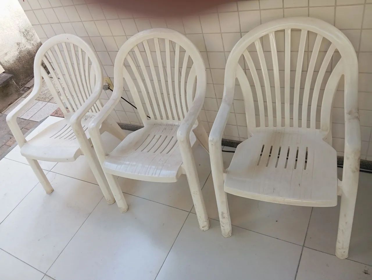 Cadeiras plástica reforçada com encosto de braço  - Foto 2