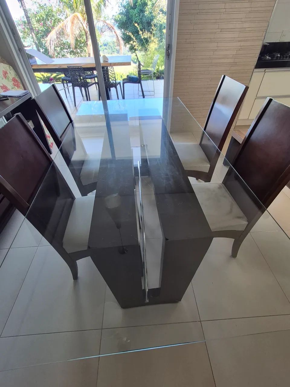 Mesa jantar de vidro 2,00 x 1,00. Com 4 cadeiras e Buffet de madeira - Foto 2