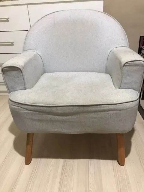 Poltrona de amamentação retrô com puff 