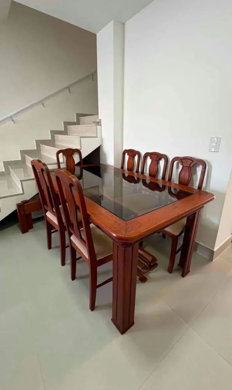 Mesa com 6 cadeiras de madeira + Espelho - Foto 2