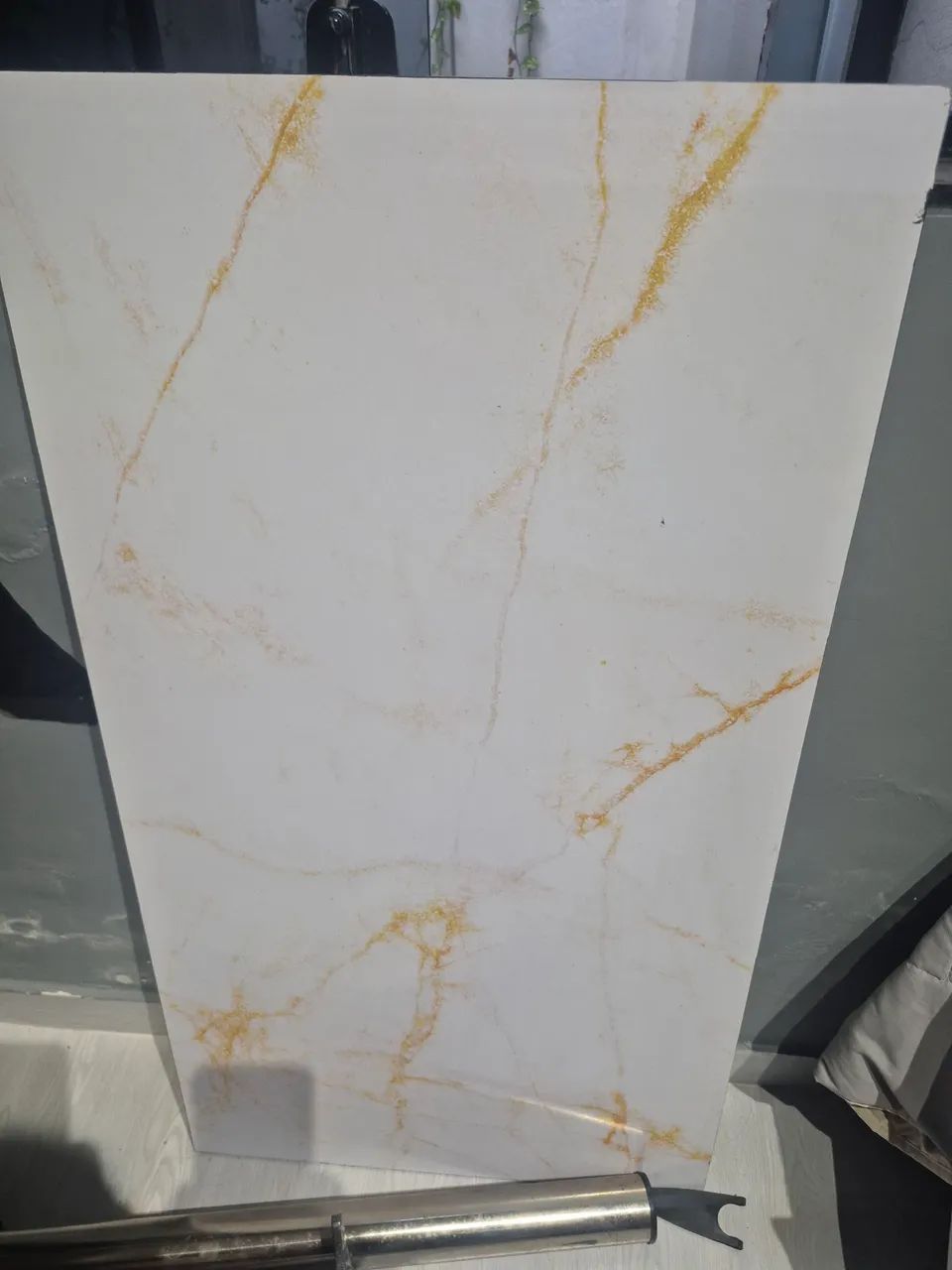 Mesa game de vidro adesivada com pés em inox