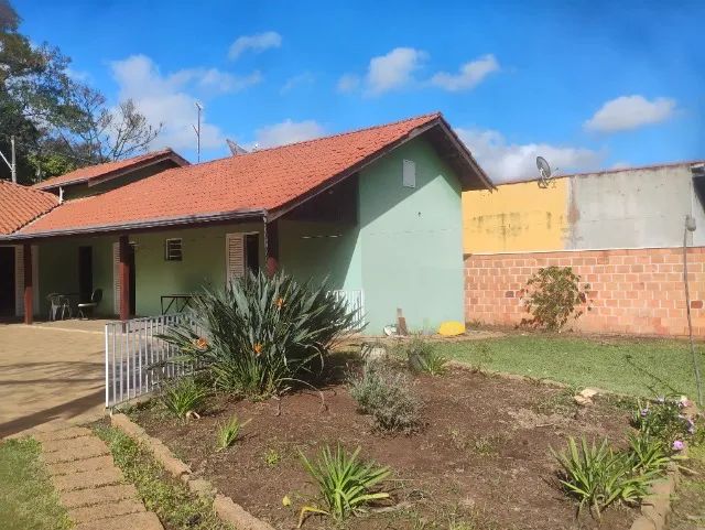 Casa com bom espaço gramado e piscina. 