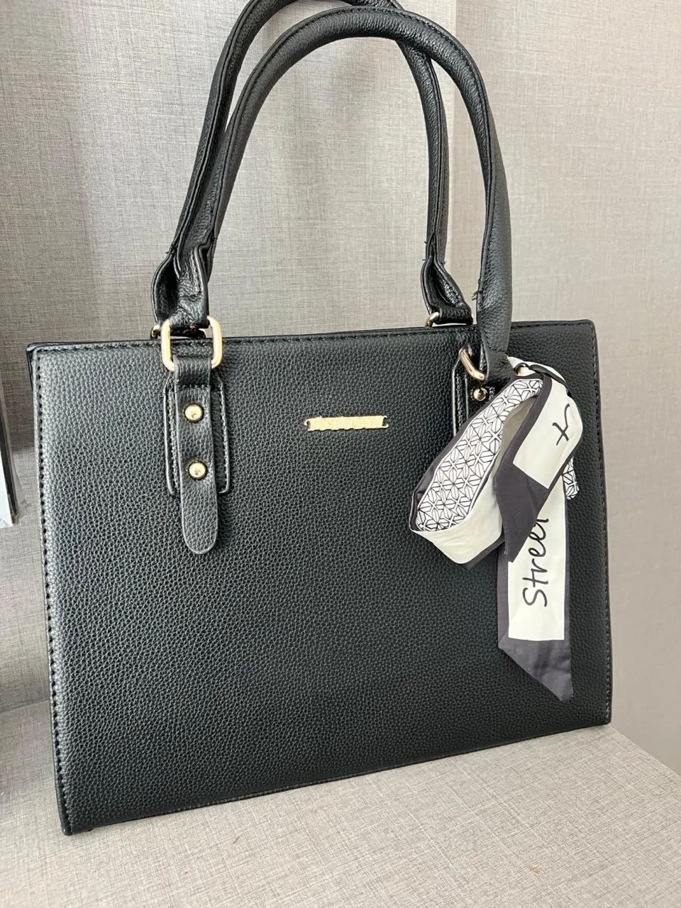 Bolsa Feminina Estruturada Preta com Lenço - Elegante e Espaçosa | Nova nunca usada  - Foto 3