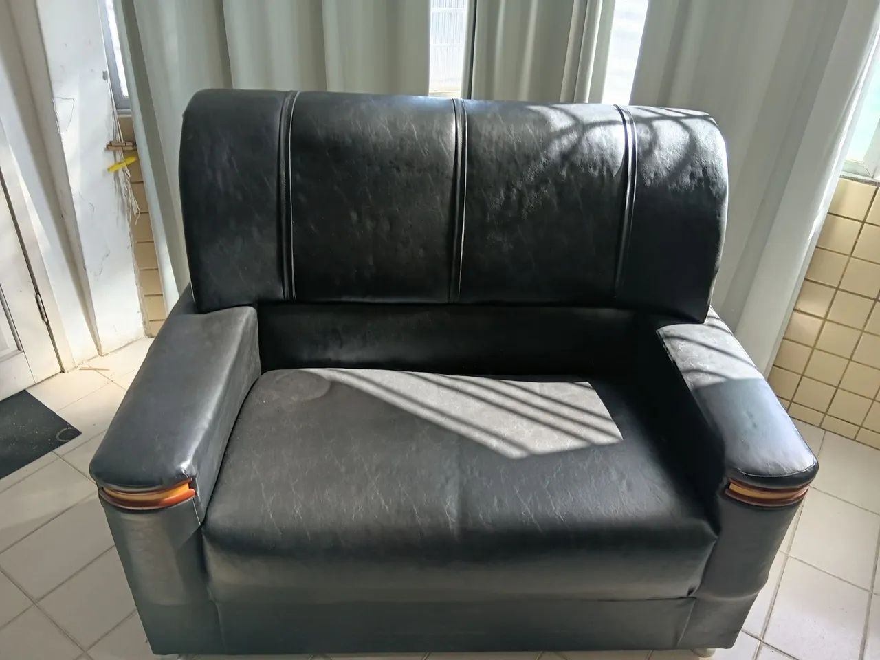 Vendo Sofá 2 lugares de Corino - Foto 2