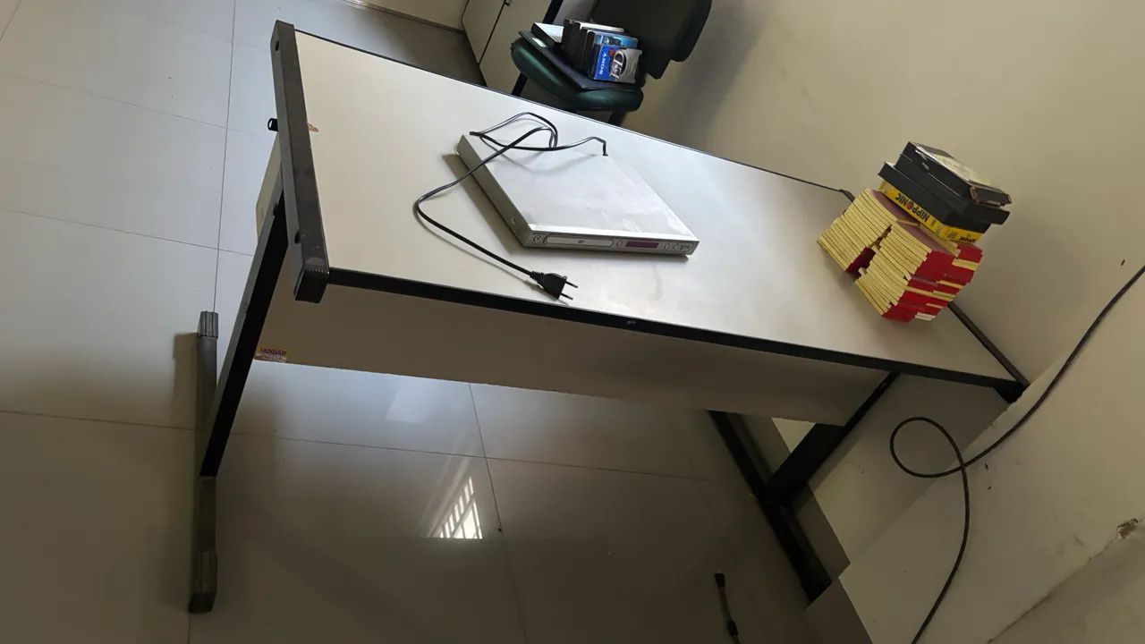 Mesa com 3 gavetas  - Foto 4
