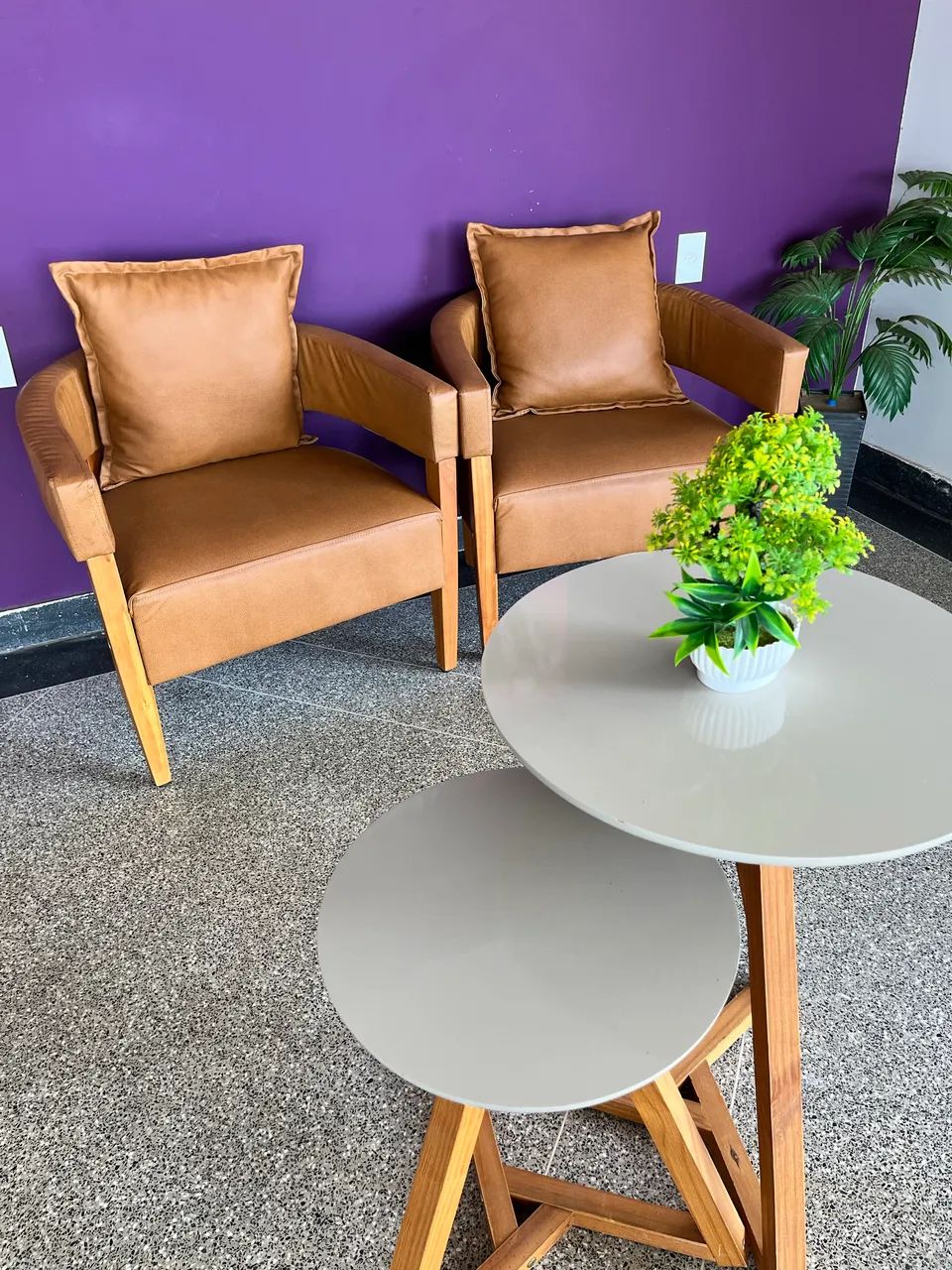 Conjunto de Poltronas + mesa maior.