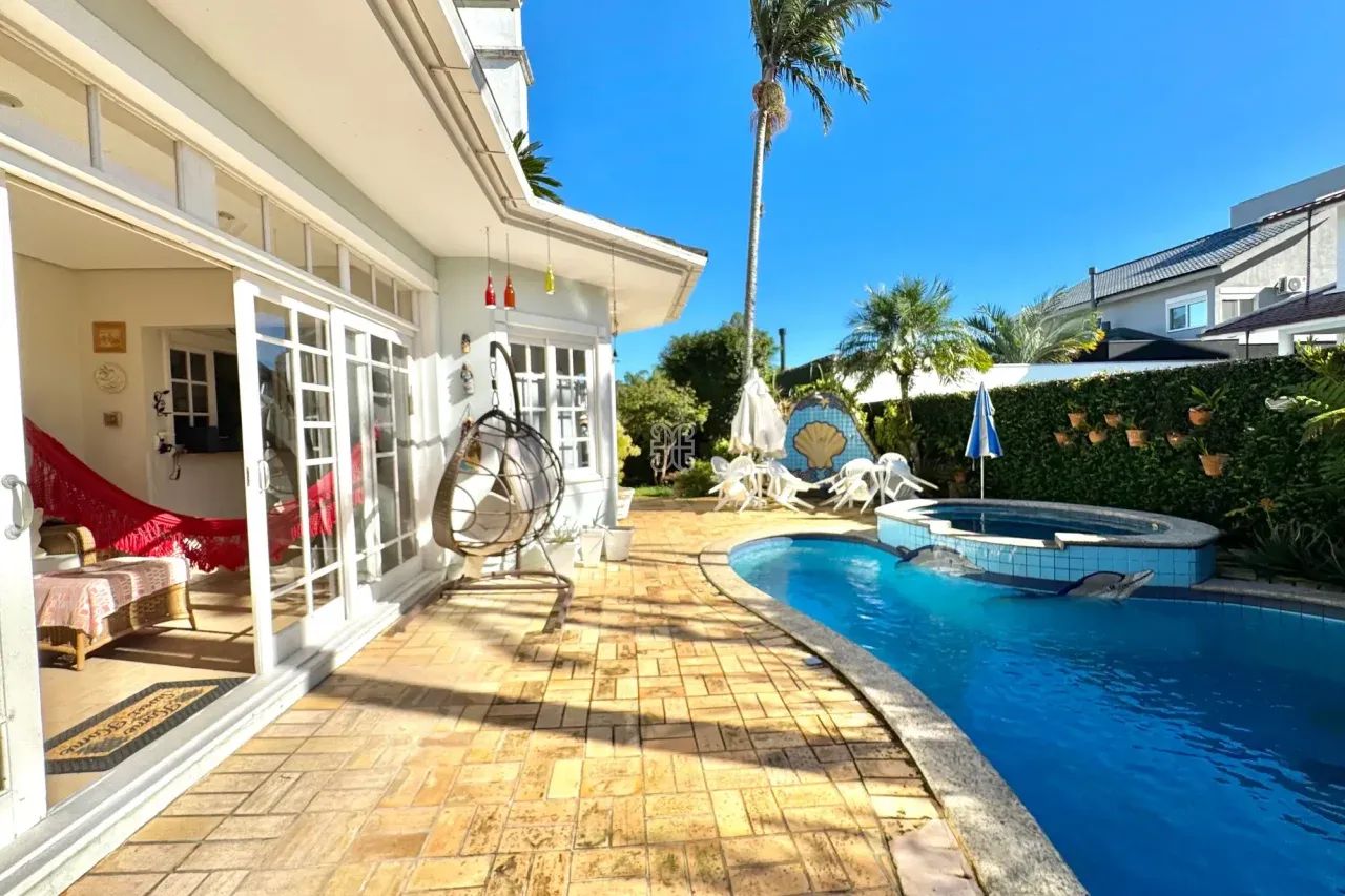 Casa à Venda 377m2 com 4 Suítes