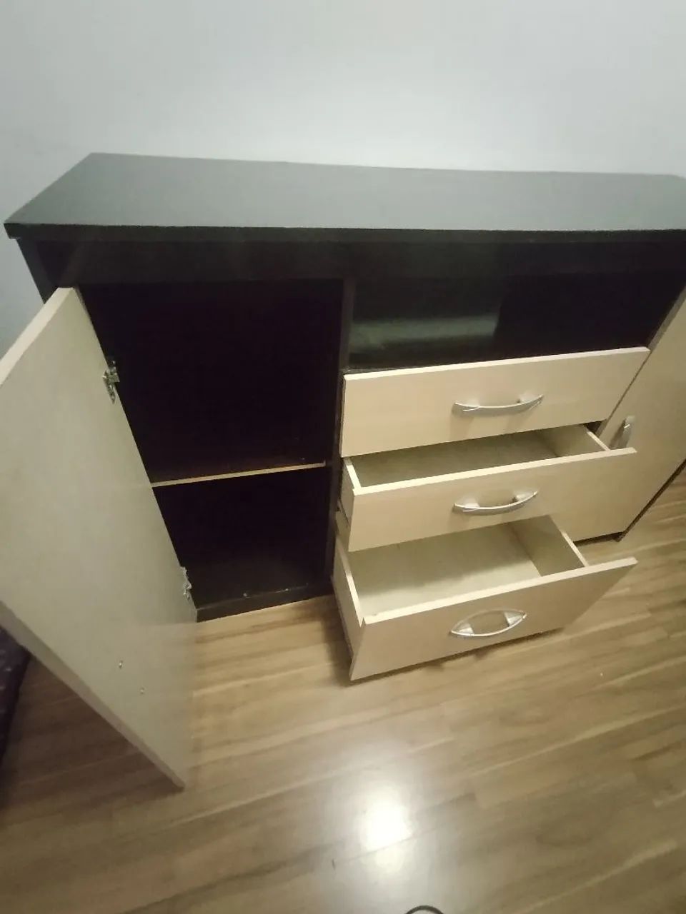 Cômoda de madeira com 3 gavetas e 2 portas  - Foto 2