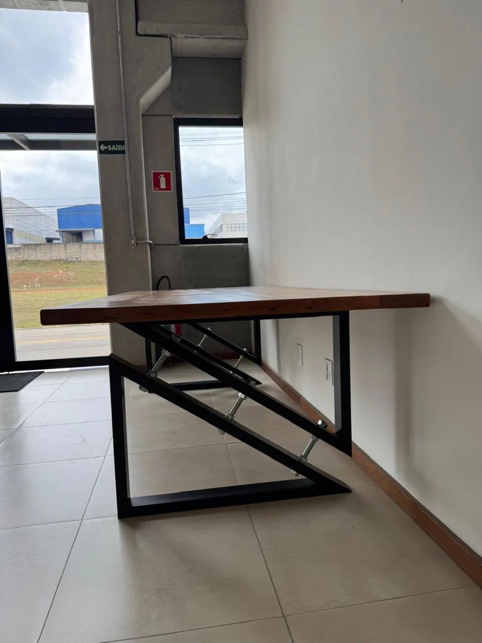Mesa em aço/madeira de demolição - Foto 2