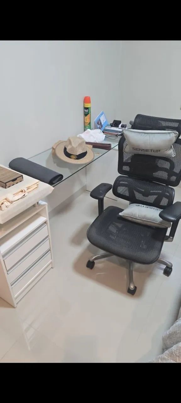 Mesa e cadeira para escritório.
