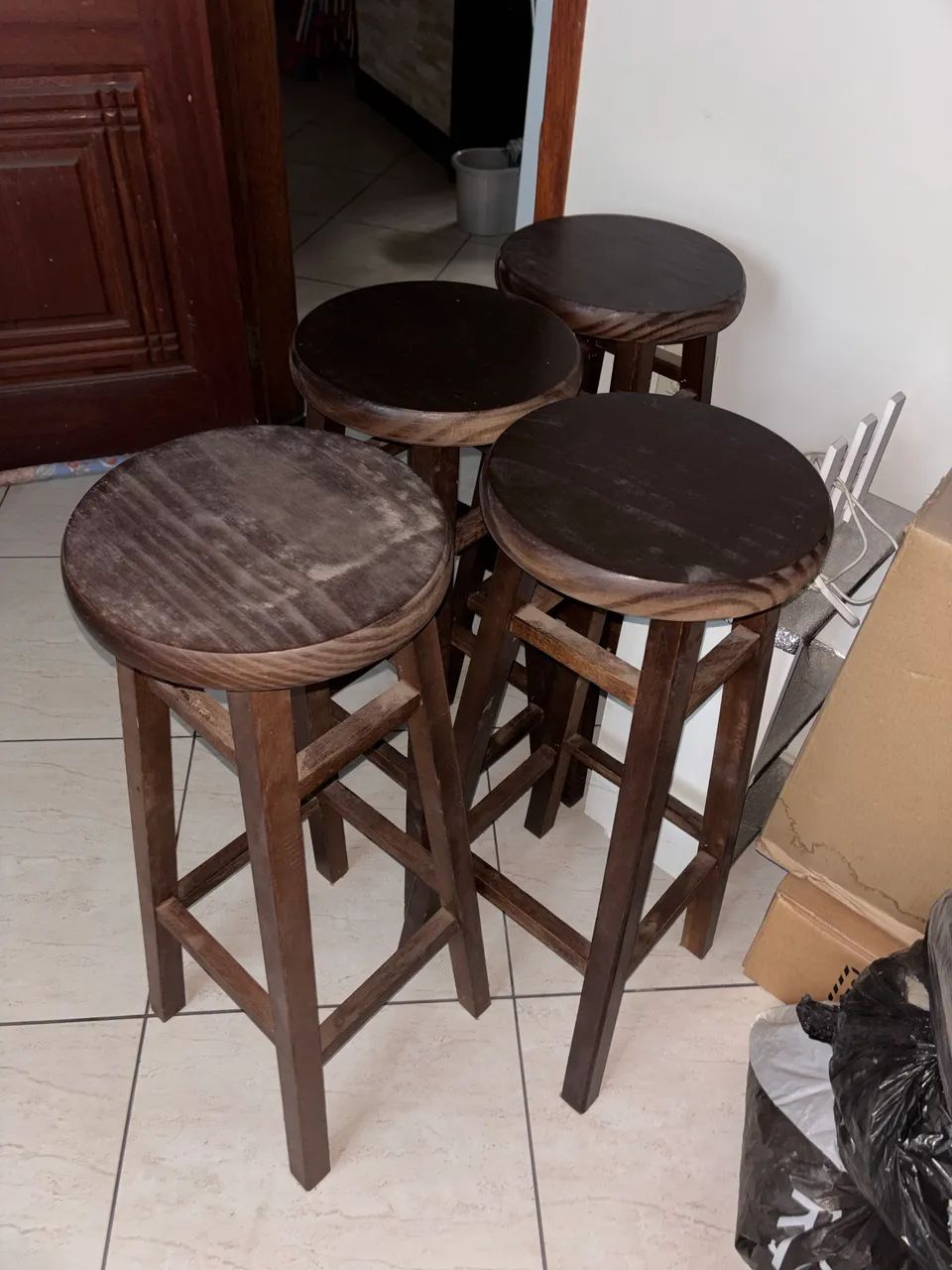 4 Banquetas Altas de Madeira Rústica - Conjunto com 4 - Foto 3