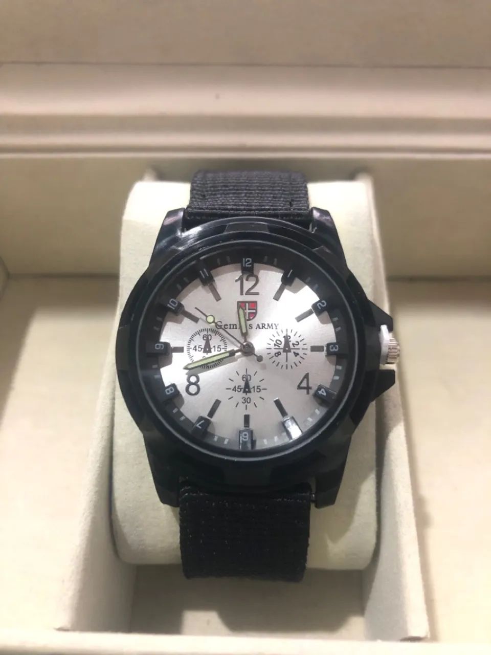 Relógio masculino com pulseira em tecido