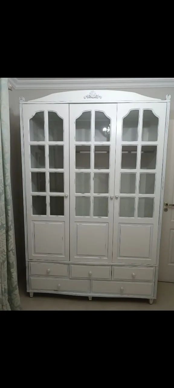 Lindo guarda roupa provençal 