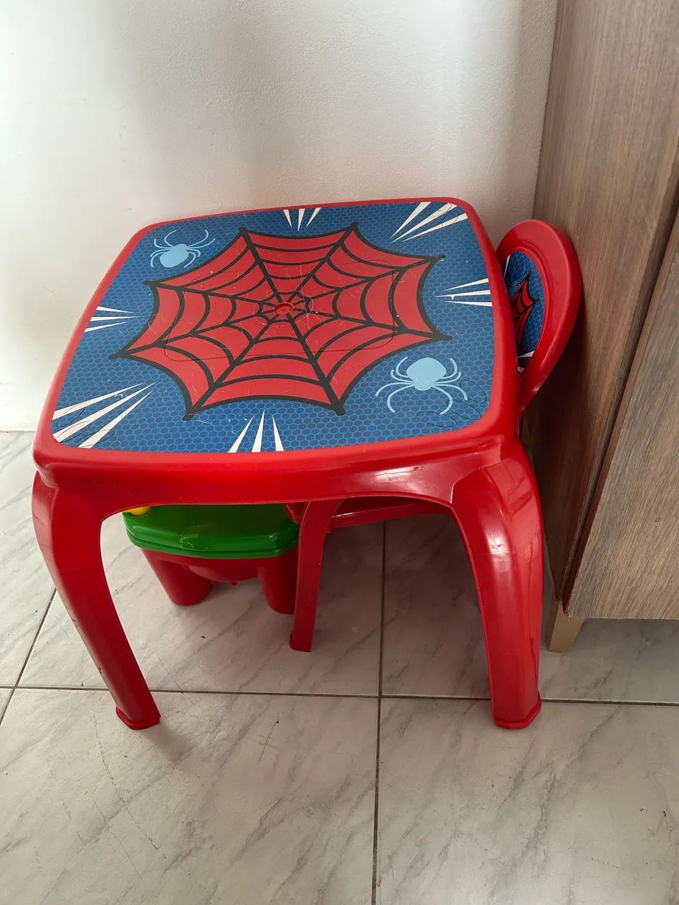 Vendo mesa e cadeirinha 