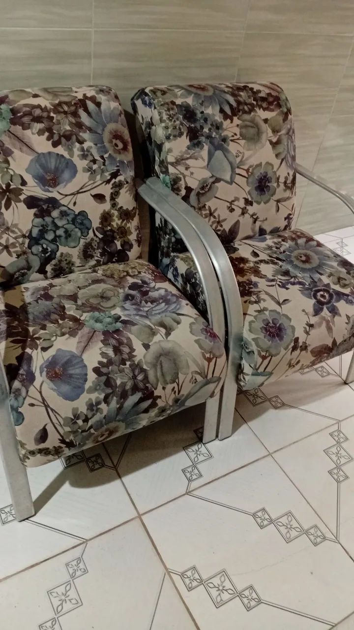 Duas poltronas  floral para sala varadas lindas 
