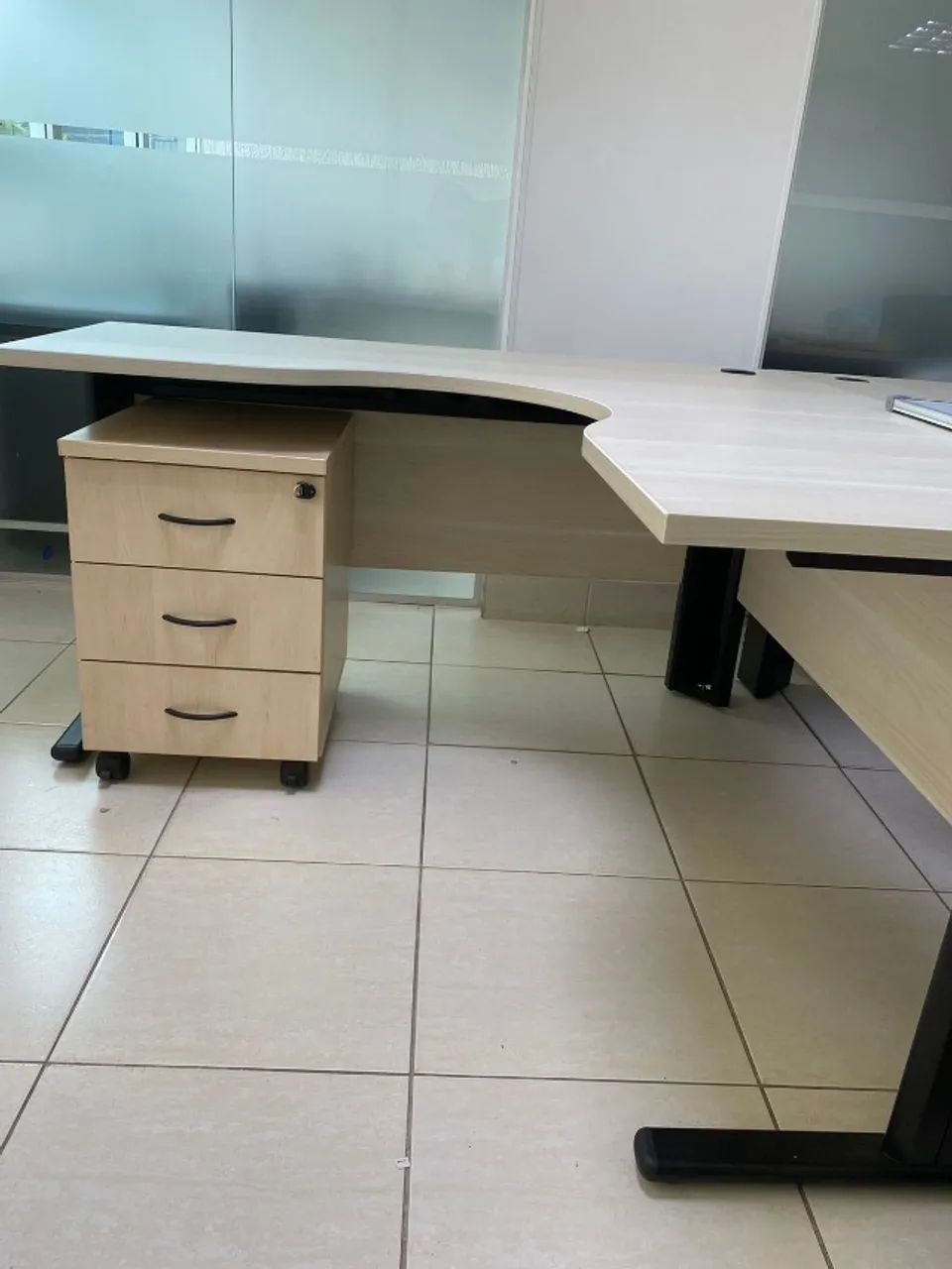 Mesa de estação de trabalho Flexibase 1,4mX1,4m cor bege claro  - Foto 2