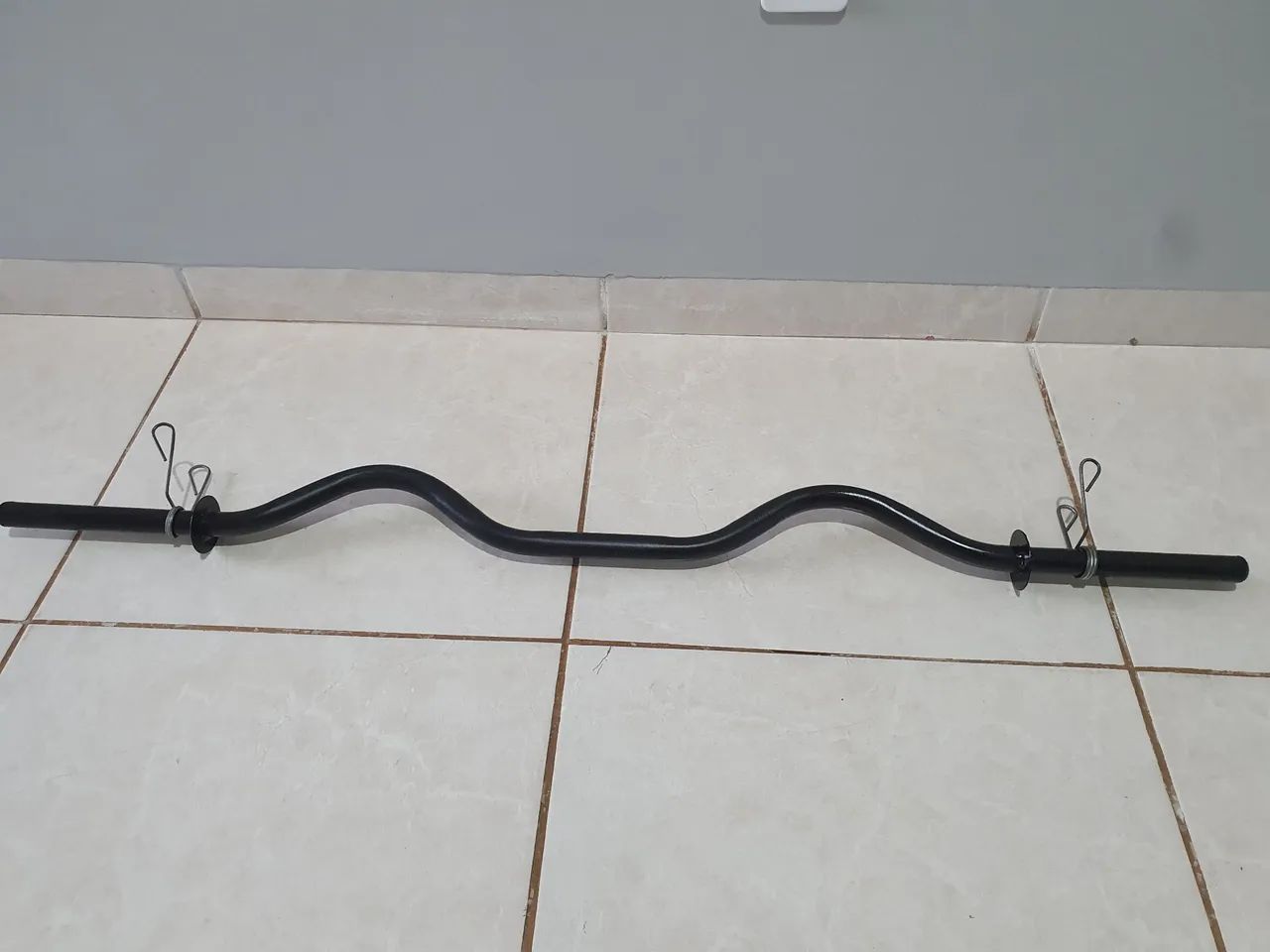 Barra W musculação.