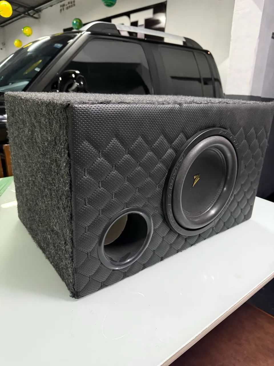 Caixa de grave projetada com Zetta de 700 rms de 10 polegadas
