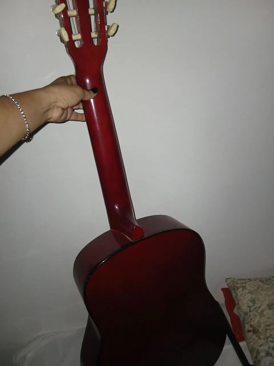 Violão, em perfeito estado, precisa trocar uma corda - Foto 2