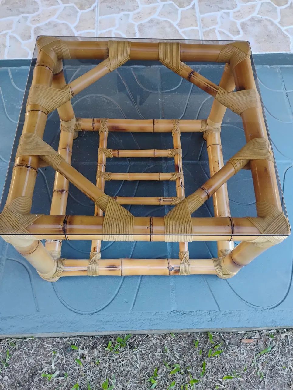 Mesa de bambu com tampo de vidro