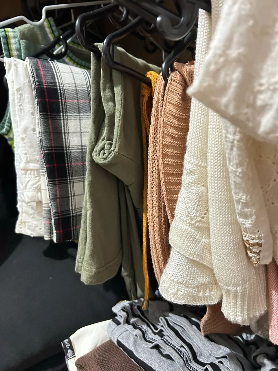 Lote de roupas para bazar - Foto 2