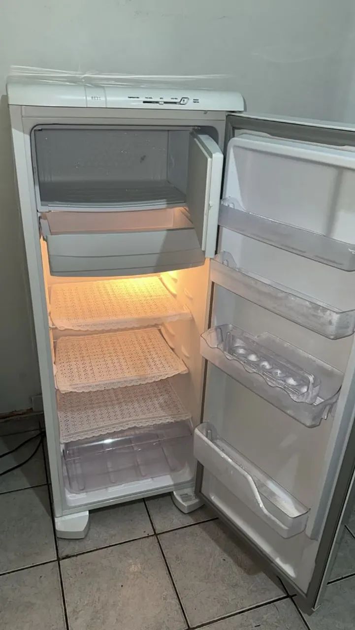 Geladeira Electrolux cycle defrost 240L - Foto 2