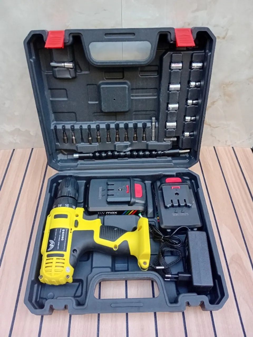 Parafusadeira Furadeira Sem Fio 21V + Kit Completo com Maleta