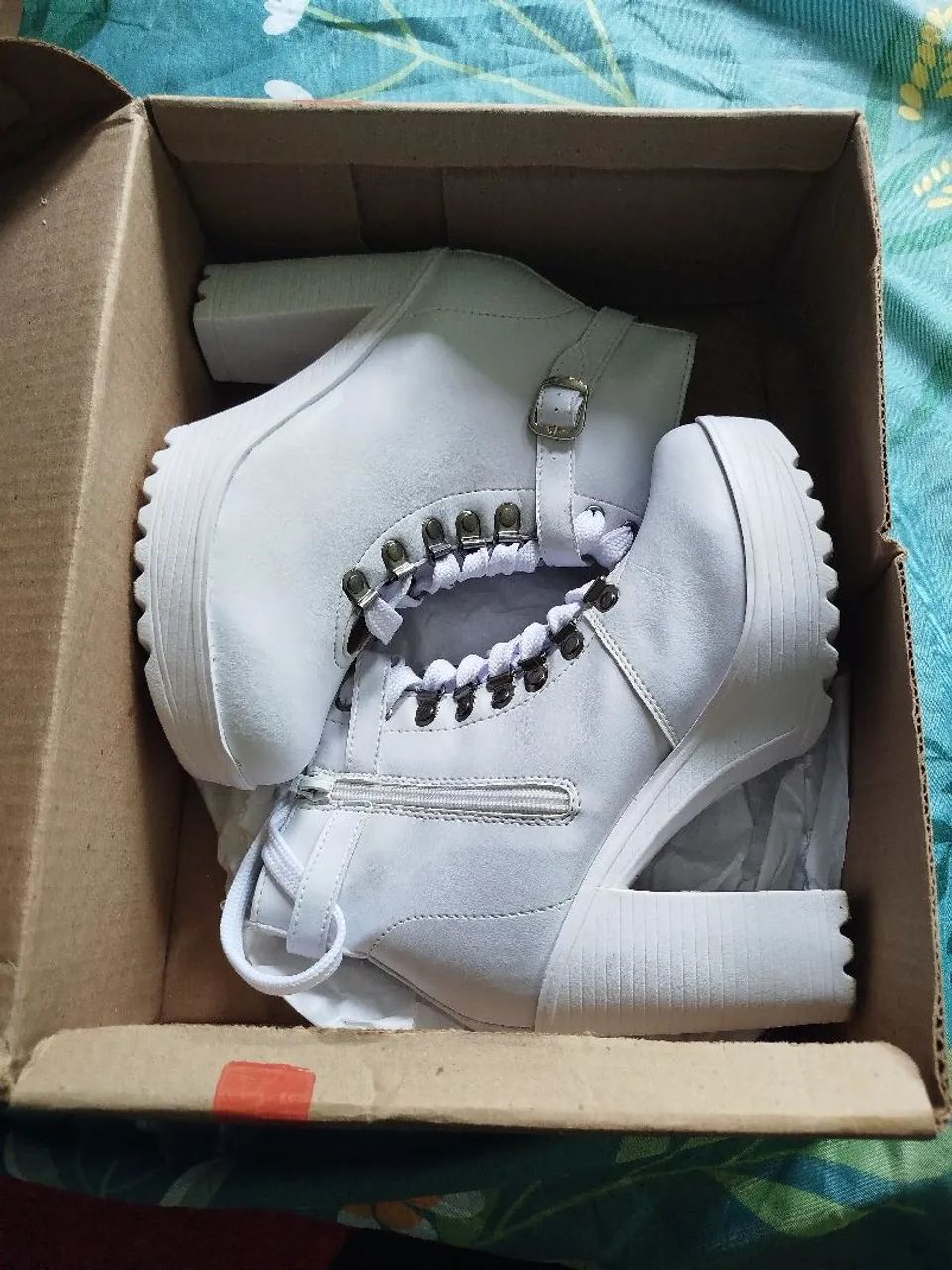 Vendo bota branca 