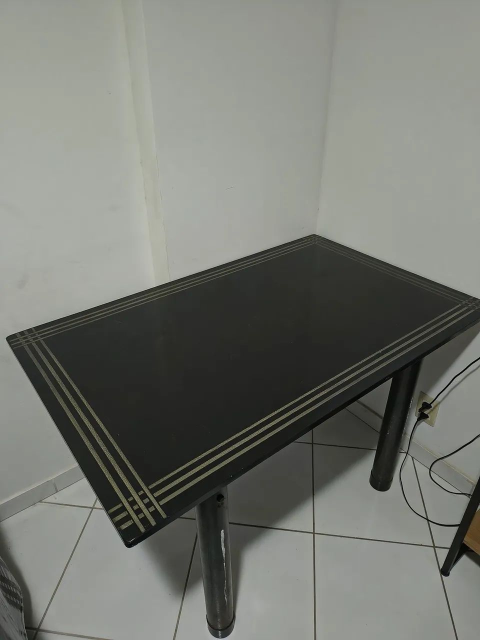Mesa de jantar com tampo de mármore - 4 lugares
