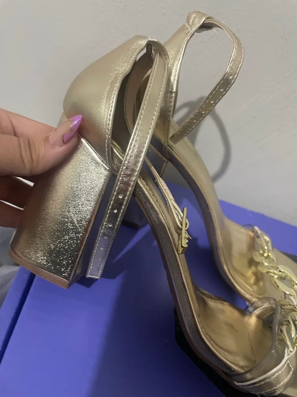 Sandália de Salto Bloco com Corrente Dourada  - Foto 2