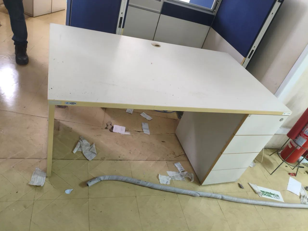 Mesa de escritório com gavetas mdf - Foto 2
